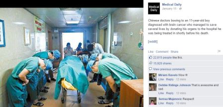 Chinese doctors bow in respect to an organ donor